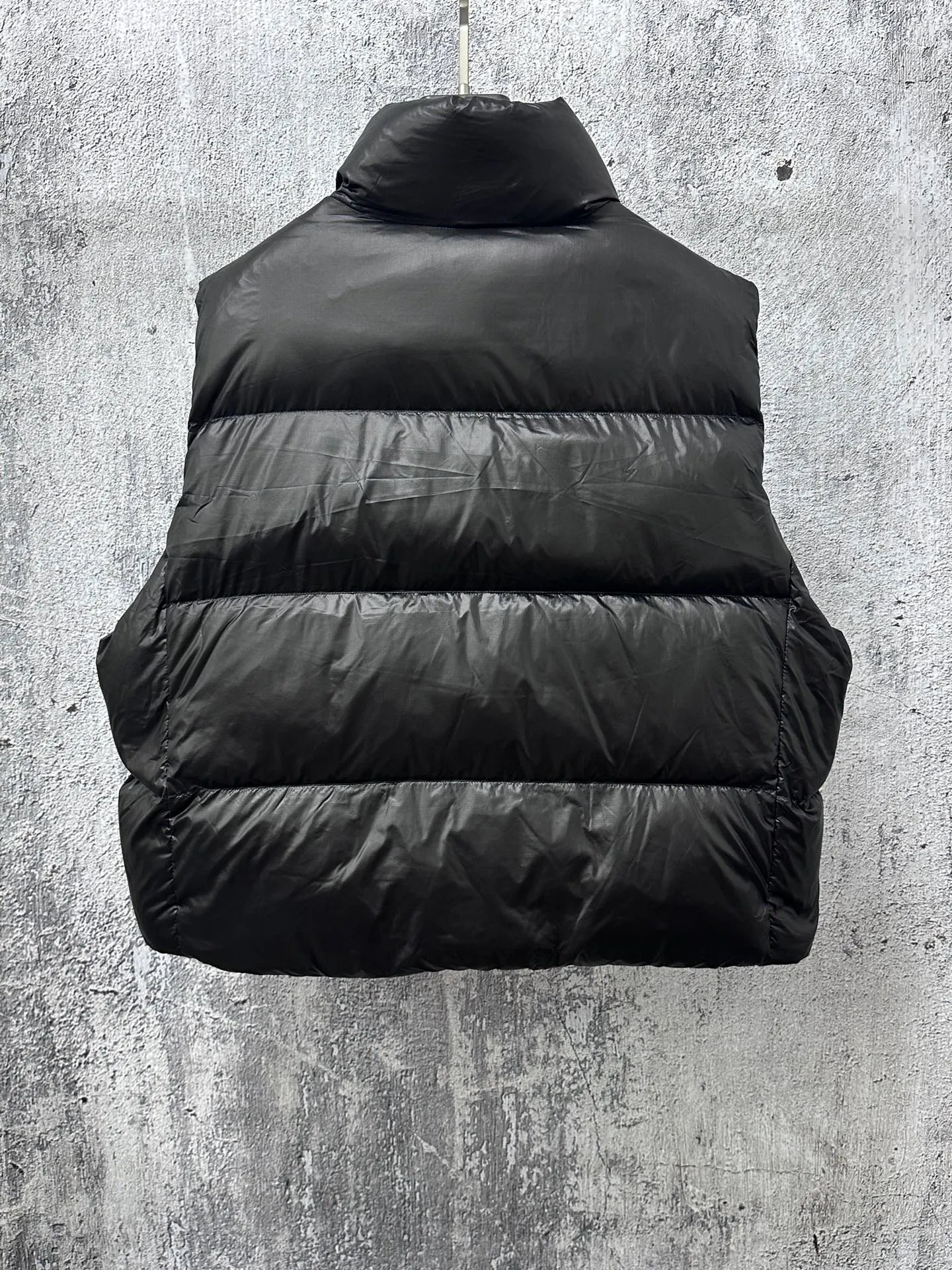 P560 [Canada Goose] Big Goose🦢Puff Down Vest has always been recognized as the warmest down jacket. Various Instagram celebrities, Internet celebrities, and celebrities often wear it for street photos. I make Canada Goose every year, but I still can't get rid of my love for it. No matter how cold the days are, there is no need to be afraid, because there is! Filled with 90% white duck down, it is the legendary warmest down jacket and is known as a must-have for Arctic outdoor sports! The most popular down jacket in the world, celebrities are rushing to buy it, it is a must-have! Size: XS-XL